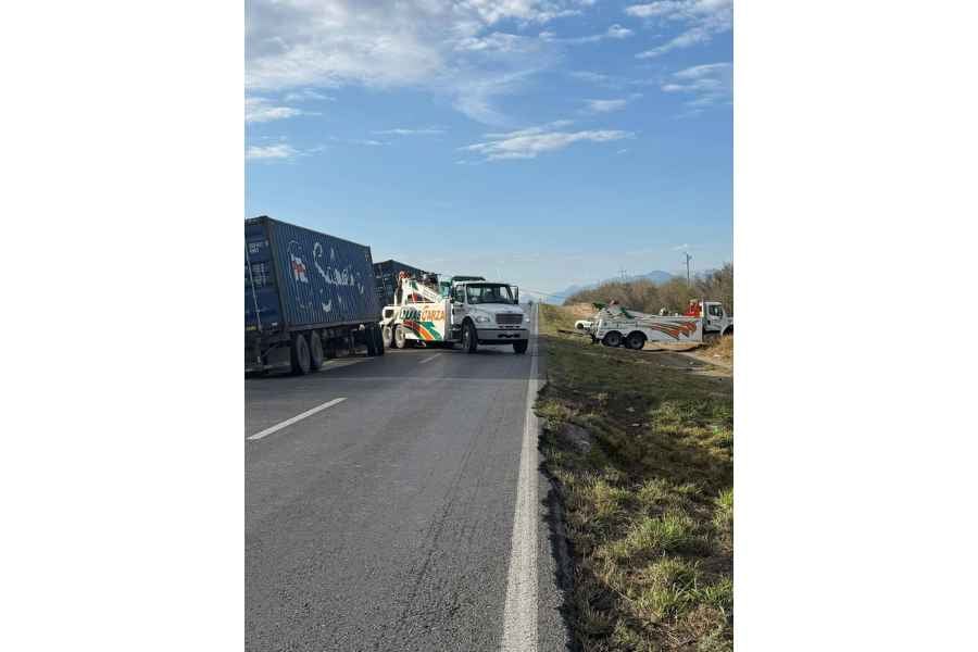 Tráiler vuelca en Montemorelos, Nuevo León, y paraliza la circulación en la Carretera Nacional