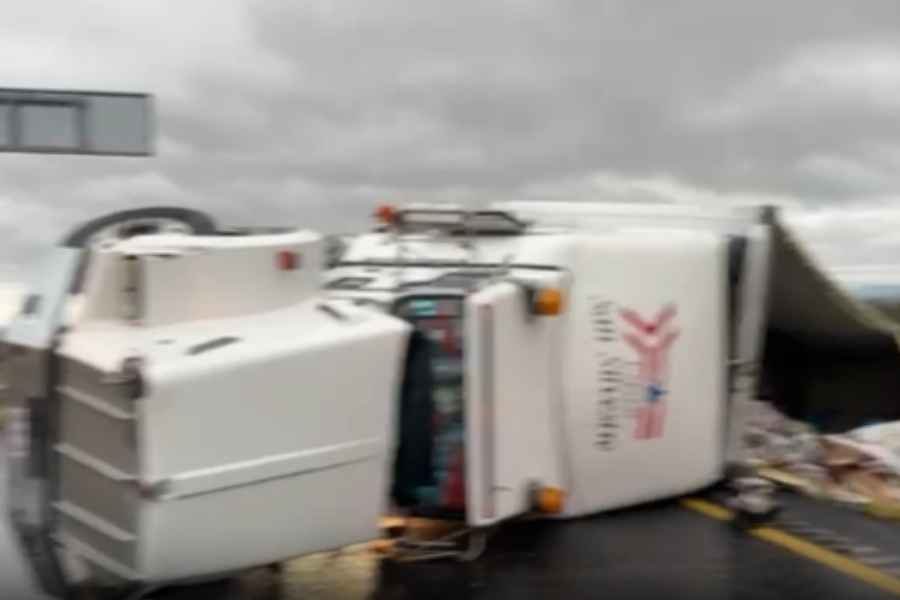 Tráiler vuelca y se incendia en Salinas Victoria, Nuevo León