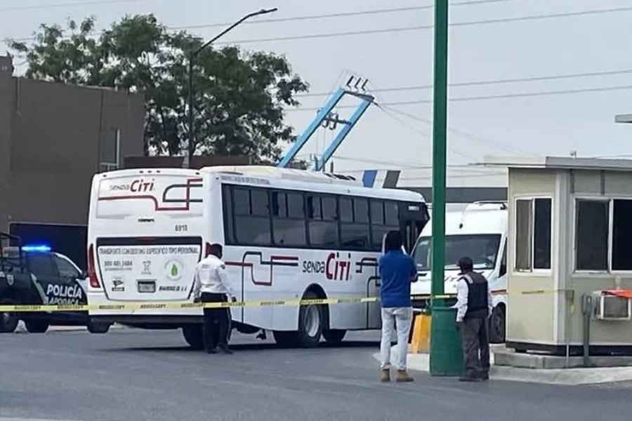 Transporte de personal se impacta contra poste en Apodaca, Nuevo León y deja al menos 10 heridos
