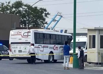 Transporte de personal se impacta contra poste en Apodaca, Nuevo León y deja al menos 10 heridos