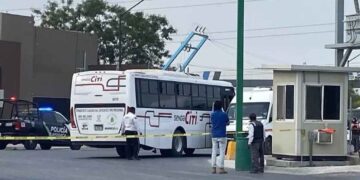 Transporte de personal se impacta contra poste en Apodaca, Nuevo León y deja al menos 10 heridos