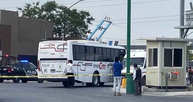 Transporte de personal se impacta contra poste en Apodaca, Nuevo León y deja al menos 10 heridos