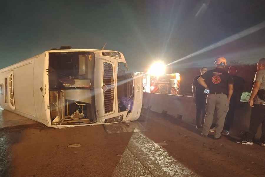 Transporte de personal vuelca tras chocar con muro de contención en Escobedo, NL