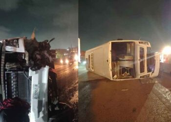 Transporte de personal vuelca tras chocar con muro de contención en Escobedo, NL