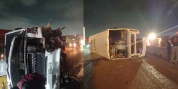 Transporte de personal vuelca tras chocar con muro de contención en Escobedo, NL