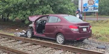 Tren arrastra vehículo con adultos mayores en Montemorelos, Nuevo León