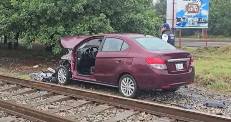 Tren arrastra vehículo con adultos mayores en Montemorelos, Nuevo León