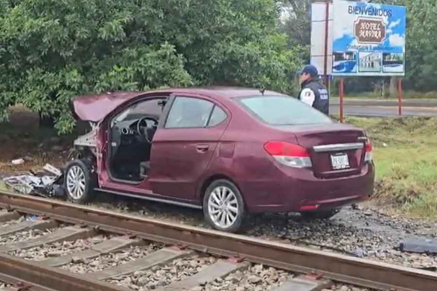 Tren arrastra vehículo con adultos mayores en Montemorelos, Nuevo León