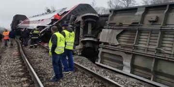Tren con más de 400 pasajeros se descarrila en Rusia; reportan 24 heridos