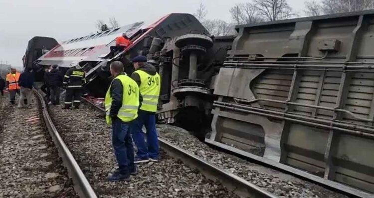 Tren con más de 400 pasajeros se descarrila en Rusia; reportan 24 heridos
