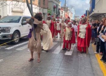 Viacrucis congrega a decenas de familias en Matamoros, Tamaulipas