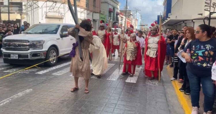 Viacrucis congrega a decenas de familias en Matamoros, Tamaulipas