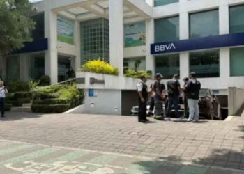 Violento robo de dinero en efectivo deja a un hombre herido de bala en Ciudad de México