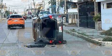 Vuelca automóvil tras chocar con otro vehículo en Ciudad Madero, Tamaulipas