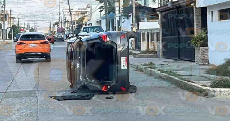 Vuelca automóvil tras chocar con otro vehículo en Ciudad Madero, Tamaulipas