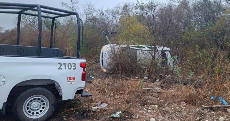 Vuelca familia de Monterrey a la altura de Villagrán, Tamaulipas