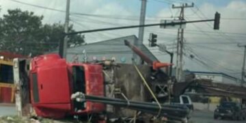 Vuelca grúa tras maniobra fallida en Reynosa, Tamaulipas