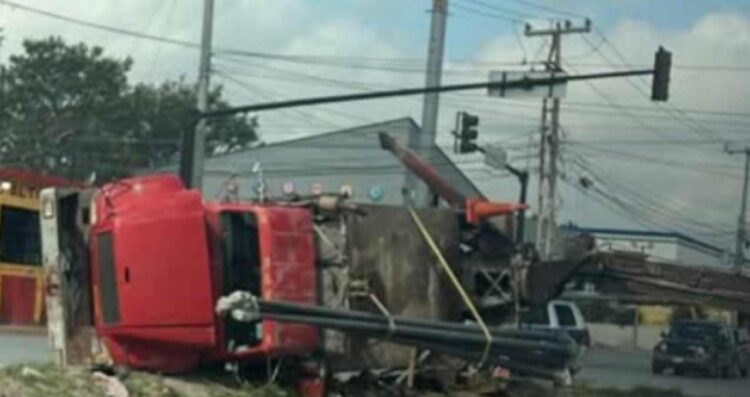 Vuelca grúa tras maniobra fallida en Reynosa, Tamaulipas