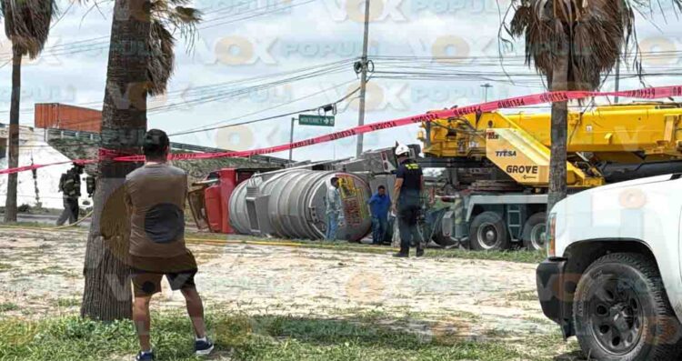 Vuelca pipa en “el caracol” y paraliza el Periférico en Reynosa, Tamaulipas