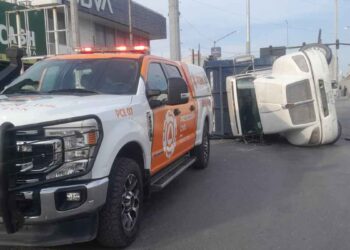 Vuelca tráiler en Apodaca