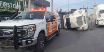 Vuelca tráiler en Apodaca