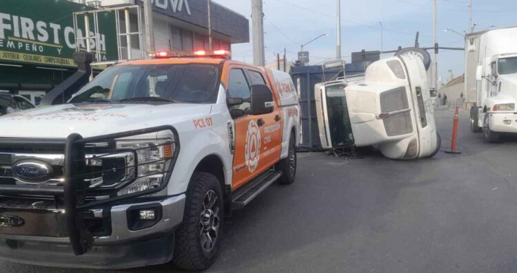 Vuelca tráiler en Apodaca