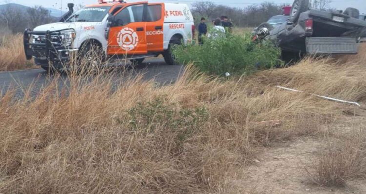 volcadura en la Lampazos a Bustamante