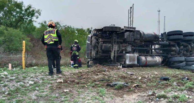 volcadura en la carretera Monterrey Saltillo