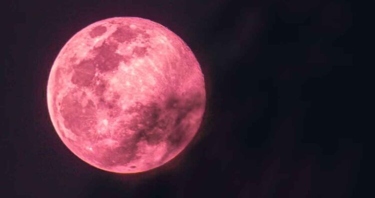 ¿Cuándo y a qué hora se podrá ver la Luna Rosa en México?