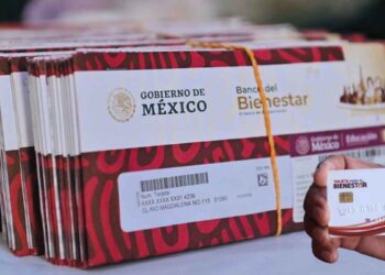entrega de tarjetas Rita Cetina