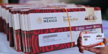 entrega de tarjetas Rita Cetina