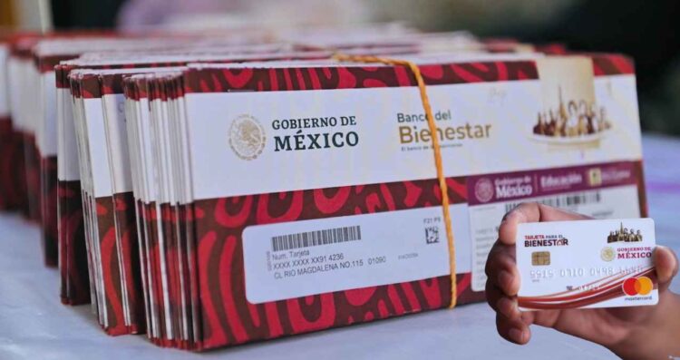 entrega de tarjetas Rita Cetina
