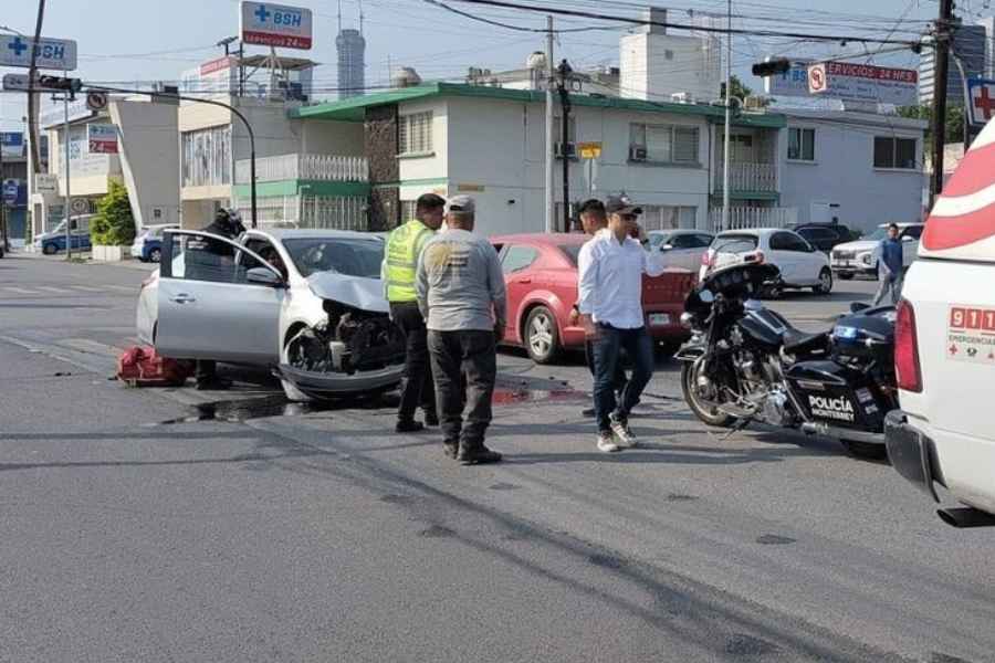 Accidente automovilístico en la Colonia Vista Hermosa en Monterrey, Nuevo León, deja heridas a 2 mujeres 