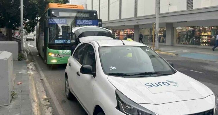 Accidente entre camiones de pasajeros deja 4 heridos en el centro de Monterrey, NL