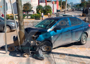 Acelerado conductor pierde el control y choca contra poste en Cd. Victoria, Tamaulipas