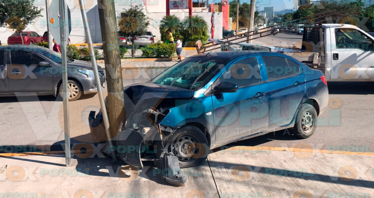 Acelerado conductor pierde el control y choca contra poste en Cd. Victoria, Tamaulipas