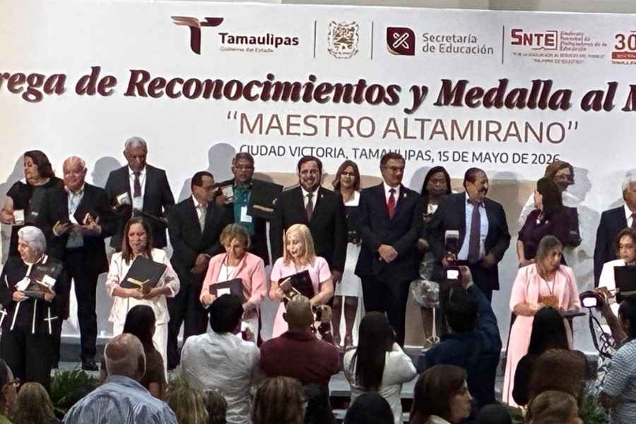 Américo Villarreal encabeza entrega de medallas a docentes de Tamaulipas