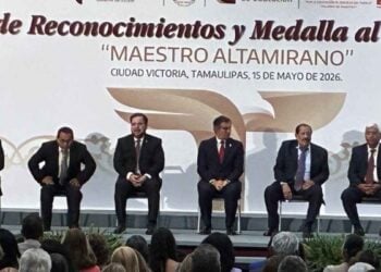 Américo Villarreal encabeza entrega de medallas a docentes de Tamaulipas