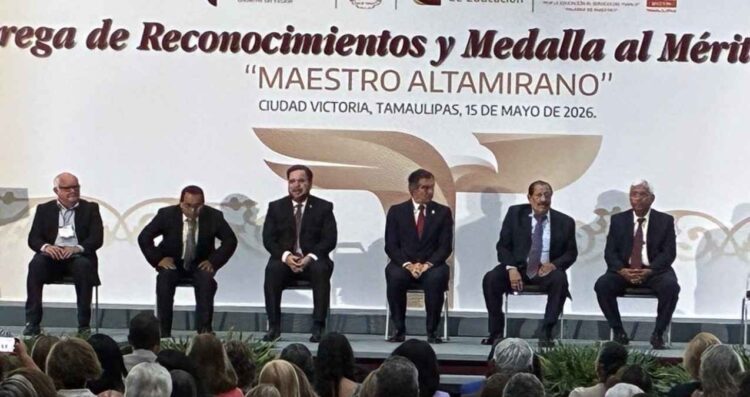 Américo Villarreal encabeza entrega de medallas a docentes de Tamaulipas
