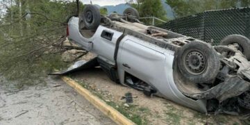 Aparatosa volcadura deja a una persona lesionada en Monterrey, Nuevo León