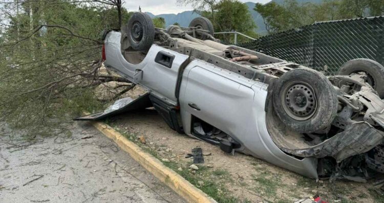 Aparatosa volcadura deja a una persona lesionada en Monterrey, Nuevo León