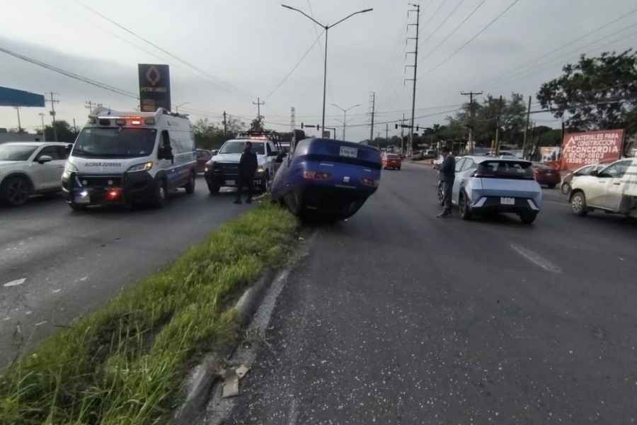 Aparatoso accidente en Apodaca, Nuevo León, deja un auto volcado