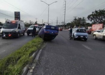 Aparatoso accidente en Apodaca, Nuevo León, deja un auto volcado