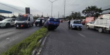 Aparatoso accidente en Apodaca, Nuevo León, deja un auto volcado