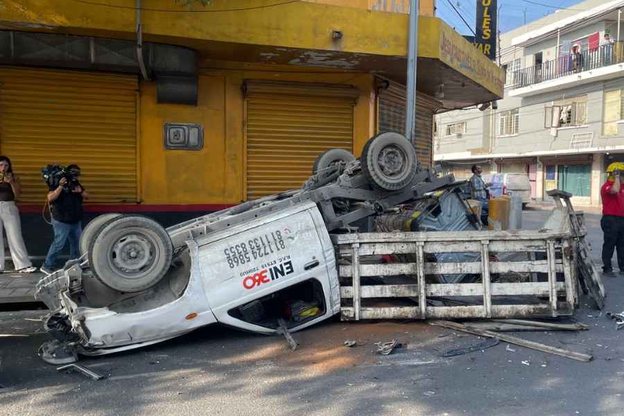 Aparatoso choque con volcadura en el centro de Monterrey deja dos personas lesionadas