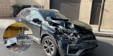 Aparatoso choque con volcadura en el centro de Monterrey deja dos personas lesionadas