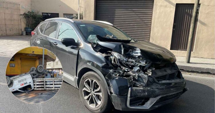 Aparatoso choque con volcadura en el centro de Monterrey deja dos personas lesionadas