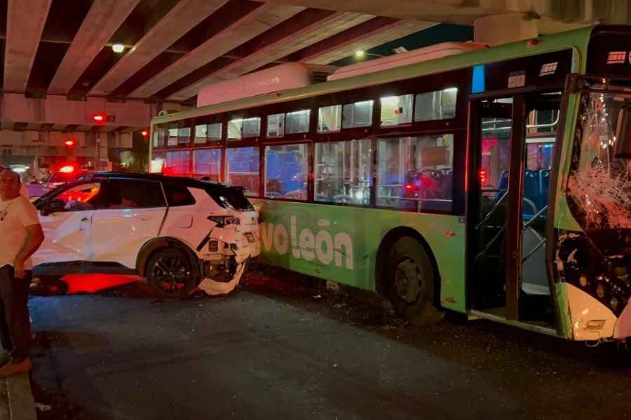 Aparatoso choque entre camioneta y camión de pasajeros deja al menos 16 heridos en Monterrey, NL