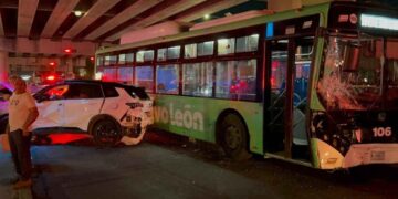 Aparatoso choque entre camioneta y camión de pasajeros deja al menos 16 heridos en Monterrey, NL