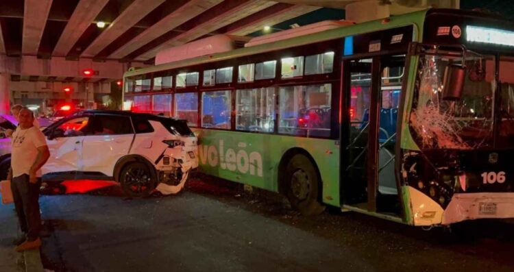 Aparatoso choque entre camioneta y camión de pasajeros deja al menos 16 heridos en Monterrey, NL
